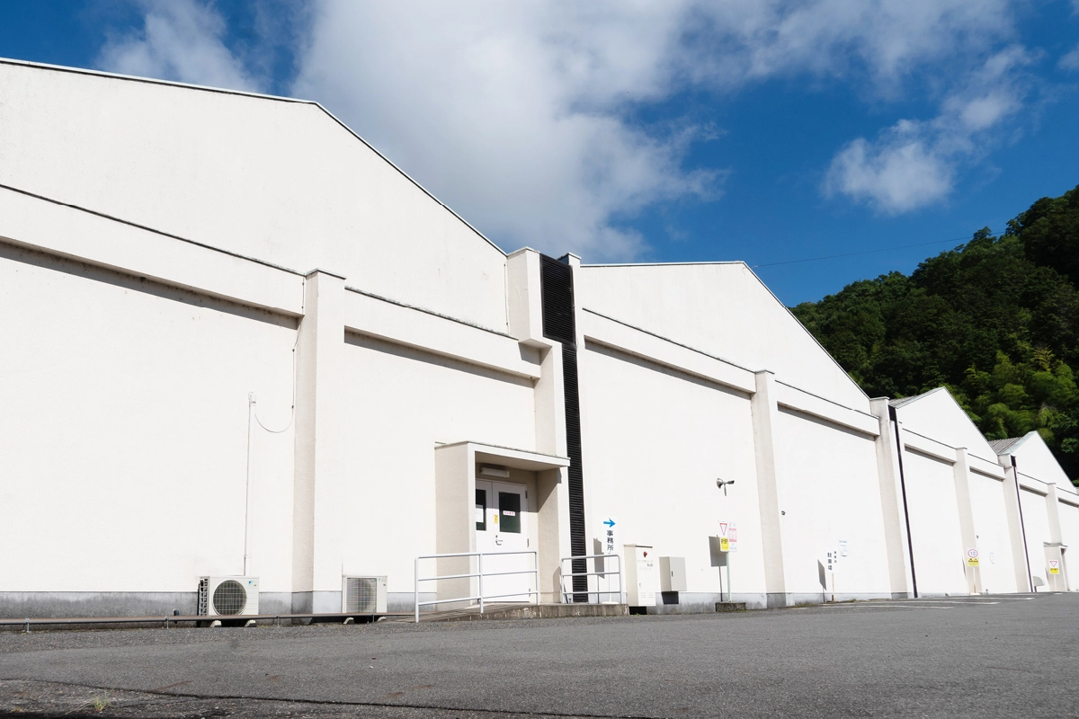 三角の屋根が象徴的な建物。地域の象徴にもなっています。