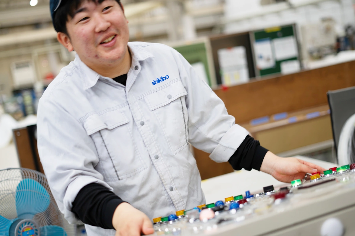 製品を仕上げる工程での機械操作の様子。