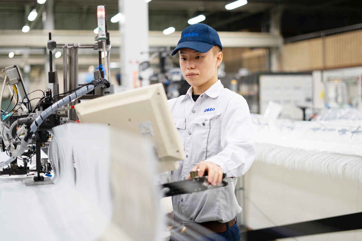 製品に「継ぎ手」付ける工程での機械操作の様子。