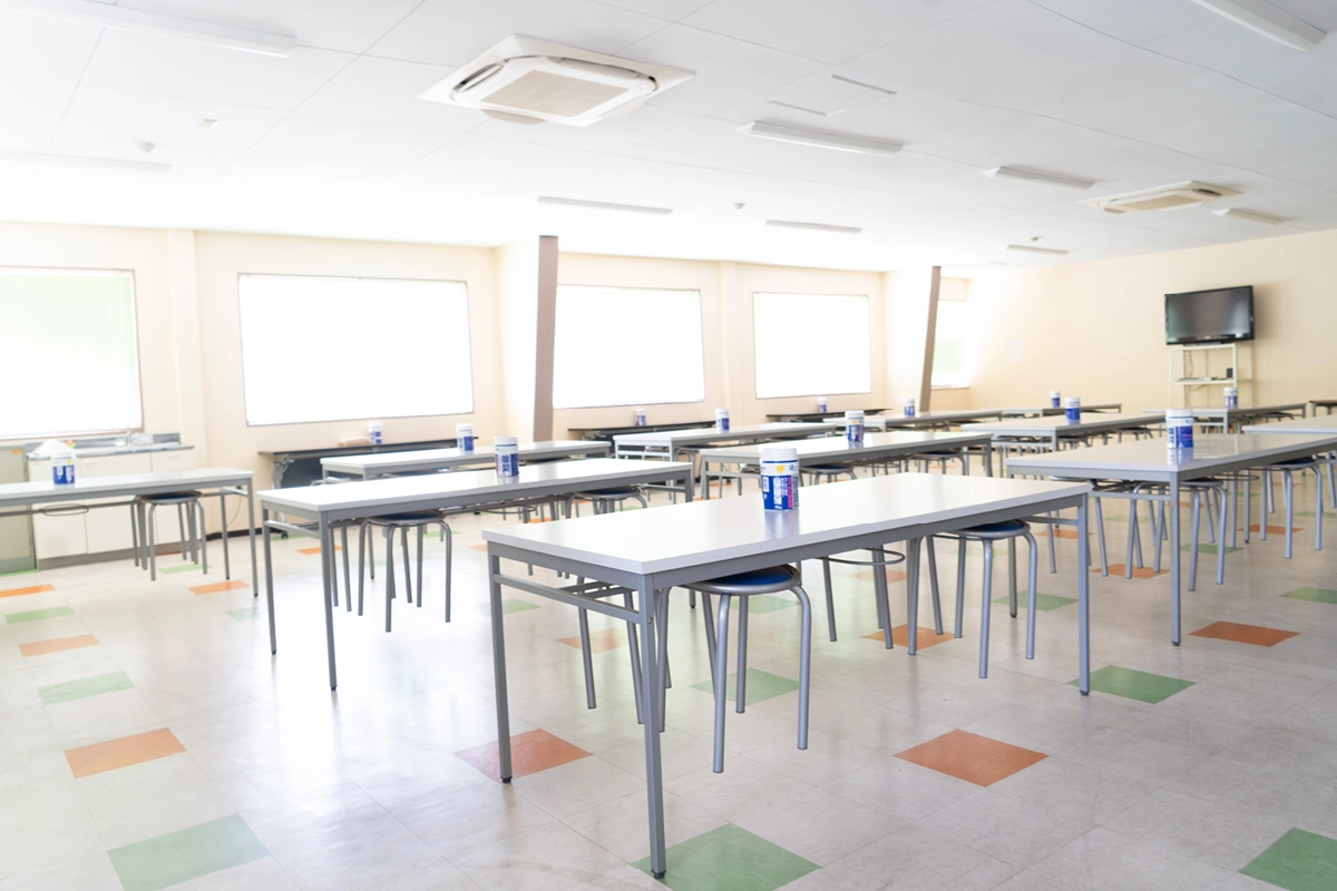 社員食堂はキレイで広々としているのが特長です。