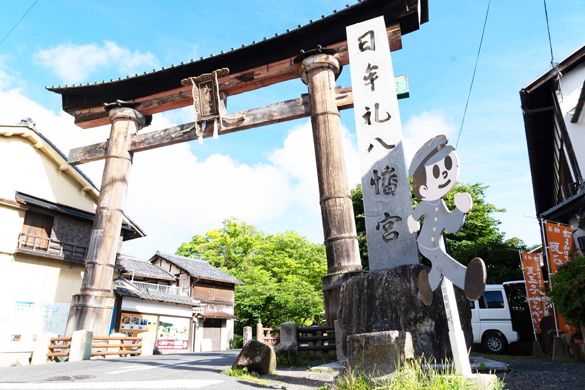 通勤時は日牟禮八幡宮の鳥居をくぐります。
