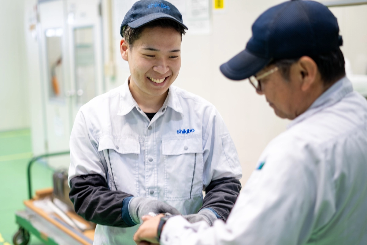 ベテラン社員が仕事を丁寧にレクチャーします。