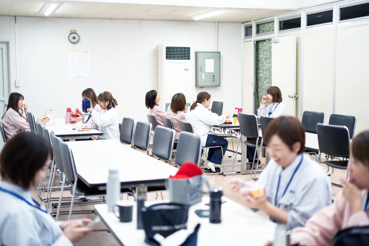 食堂の様子。会話がはずみます。