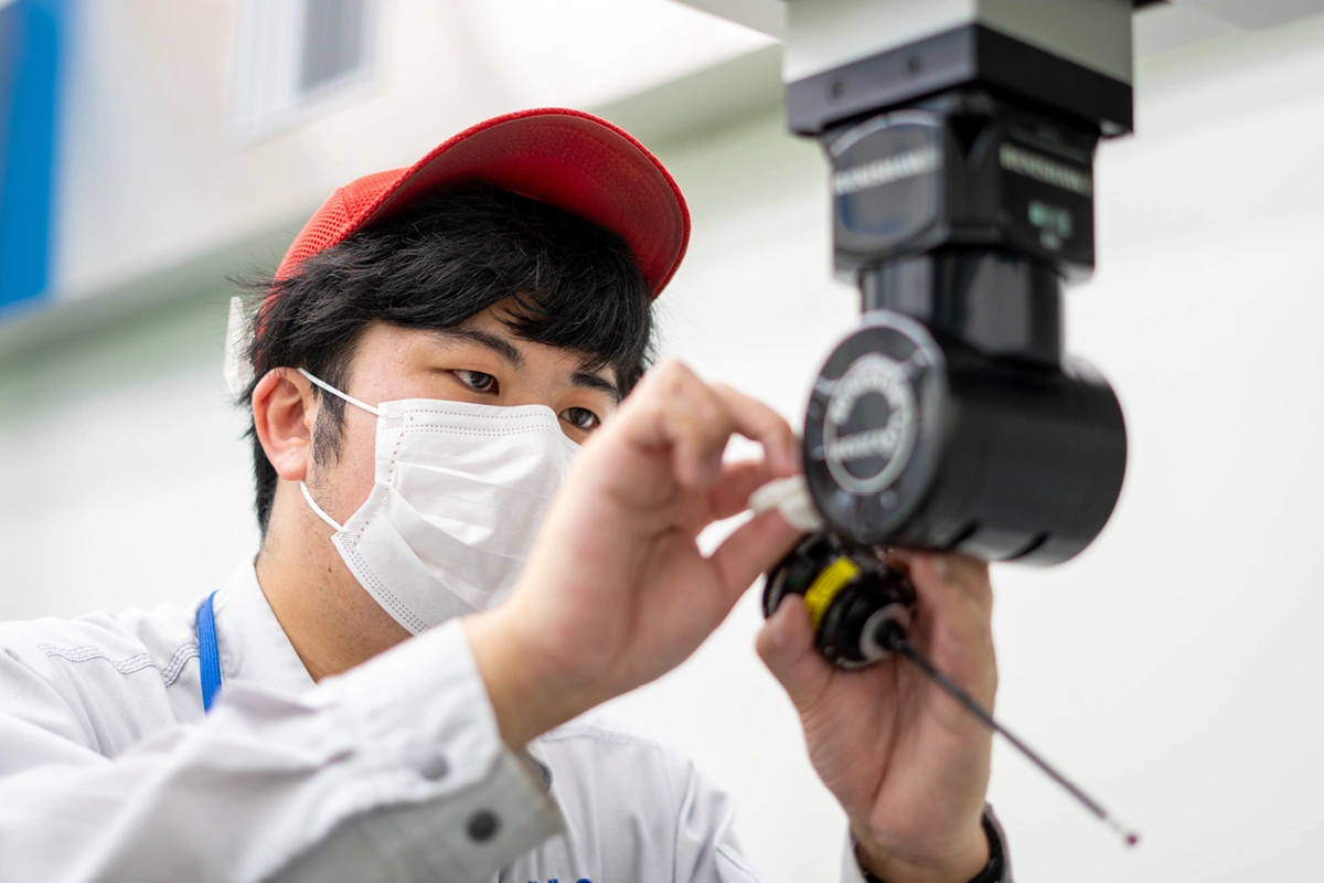 検査の様子。航空部品は人の命にかかわるもののため、真剣そのものです。