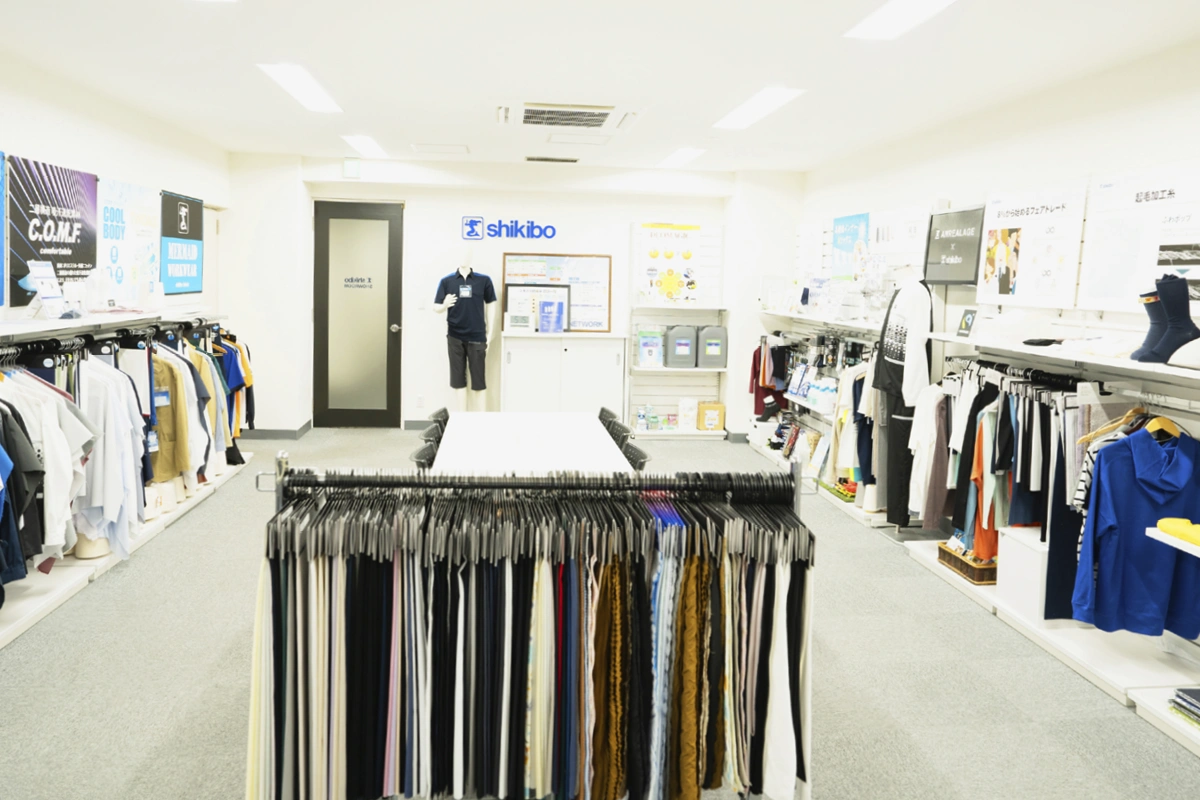 生地やユニフォームのサンプルが豊富な展示室。