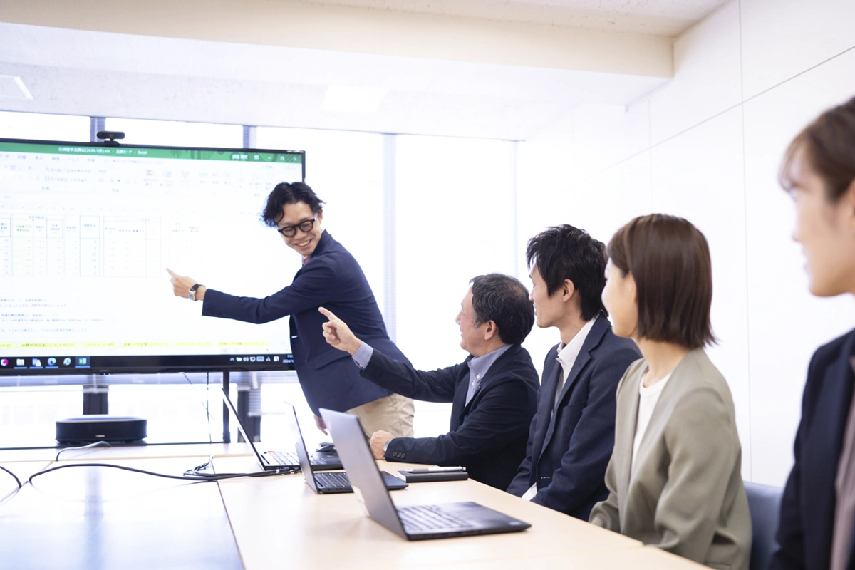 各会議室には大型のモニターを設置。