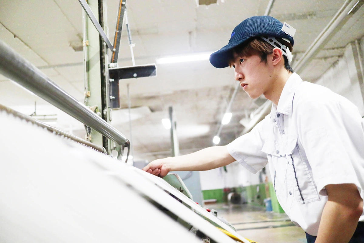 高品質な生地の生産を支える製造職。