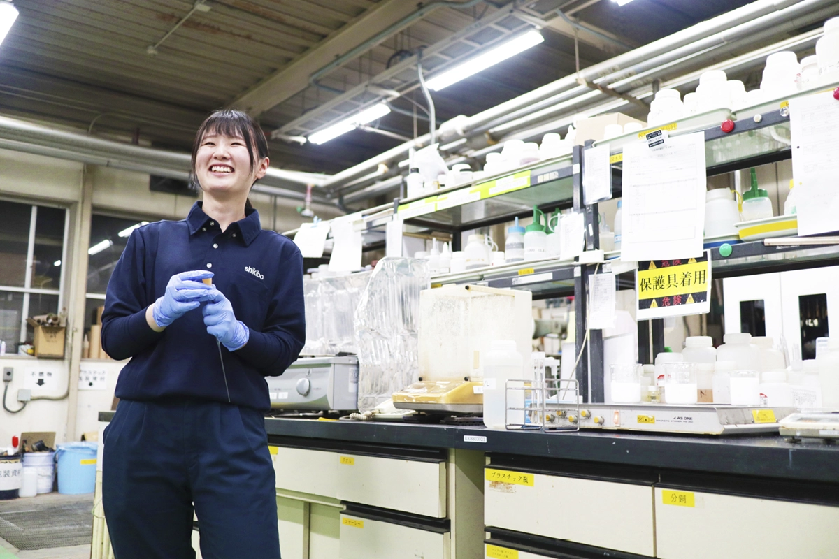 機能性を付与した生地の試験。試行錯誤の上に完成します。