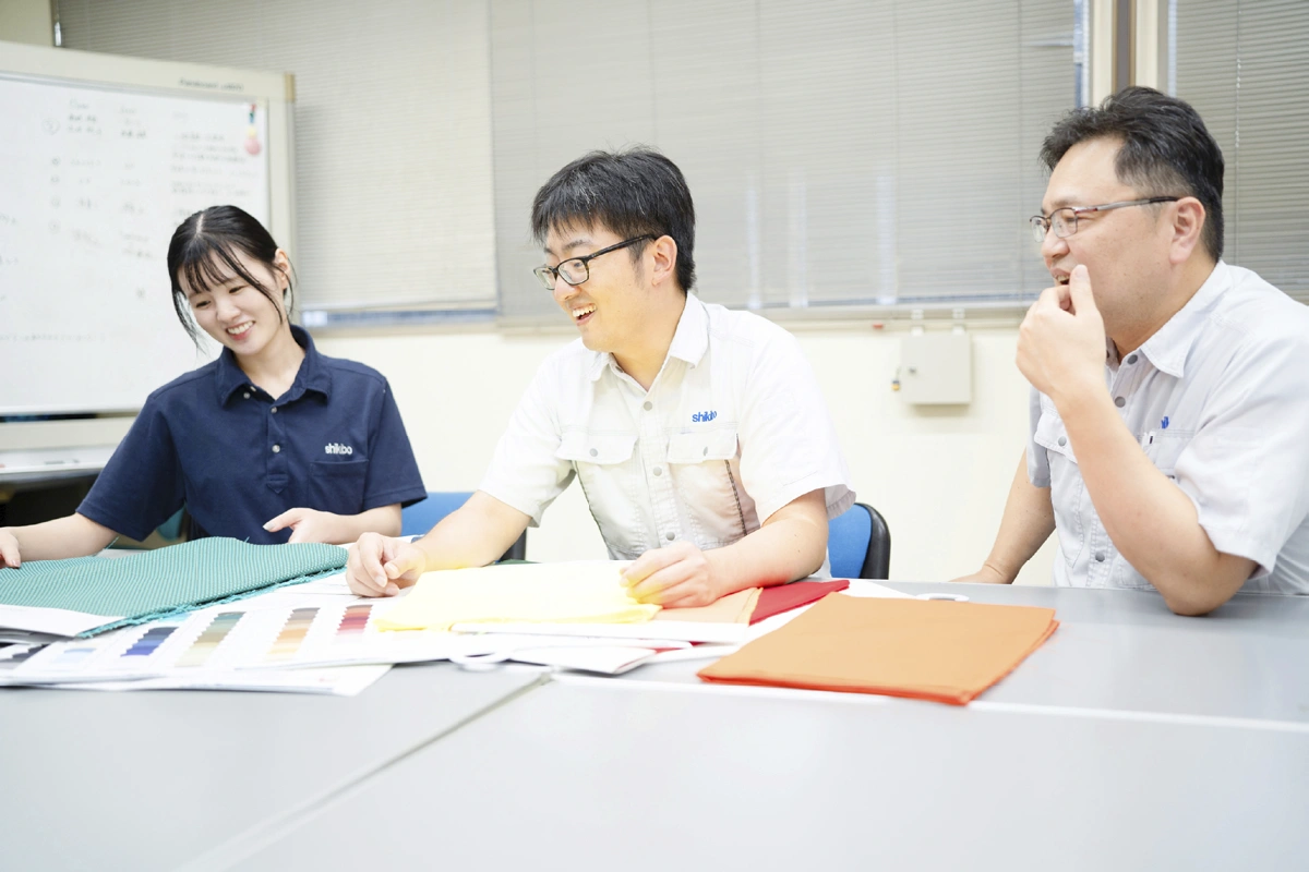 工場は世代を超えて和気あいあいとした雰囲気。
