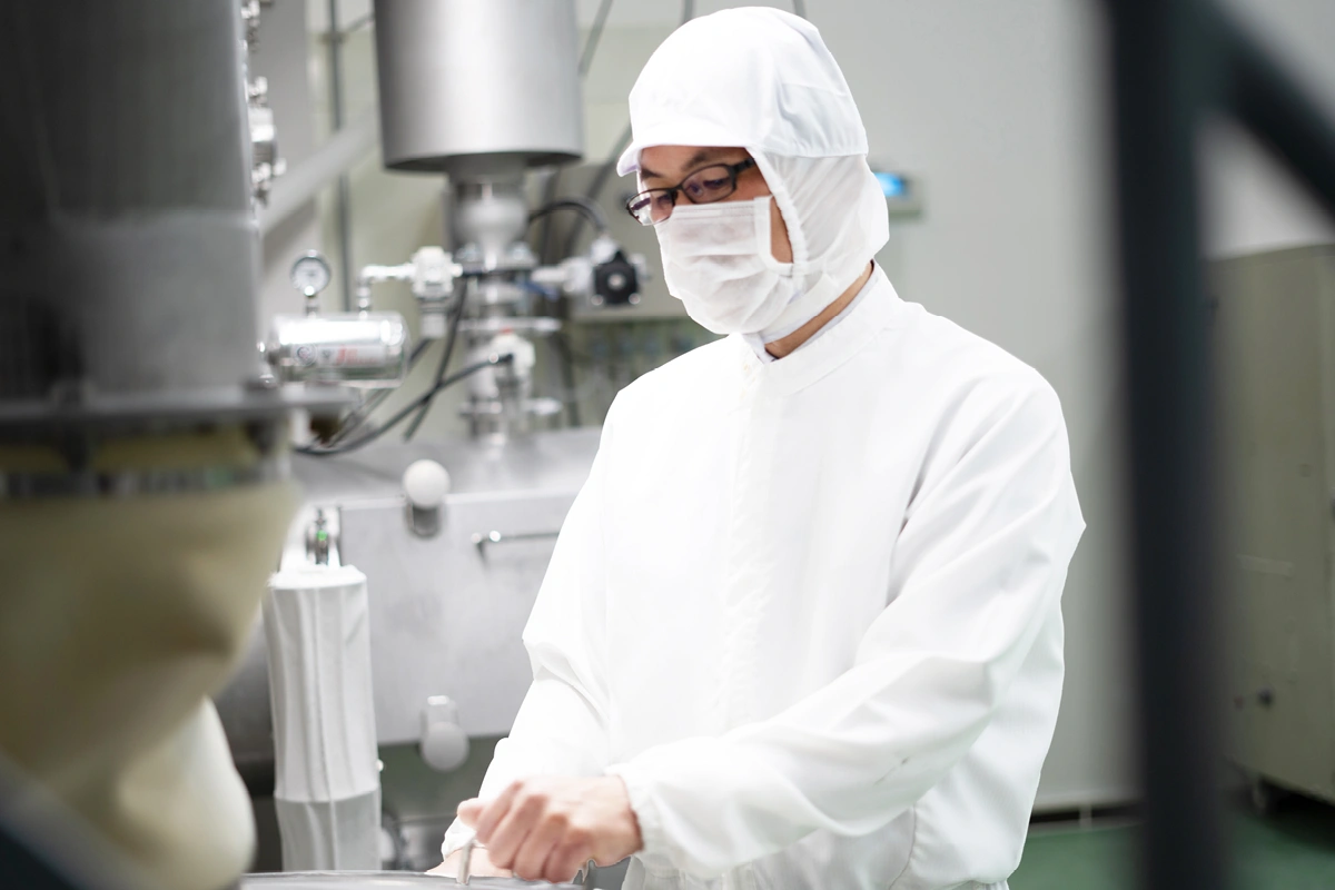 複数の原料を混ぜてお客様の求める物性を実現するブレンド作業。