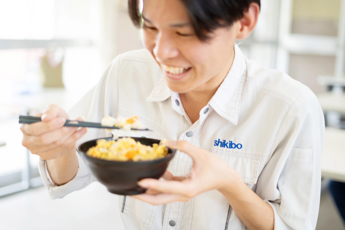 広々した食堂での昼食のひと時。日替わりメニューもあります。
