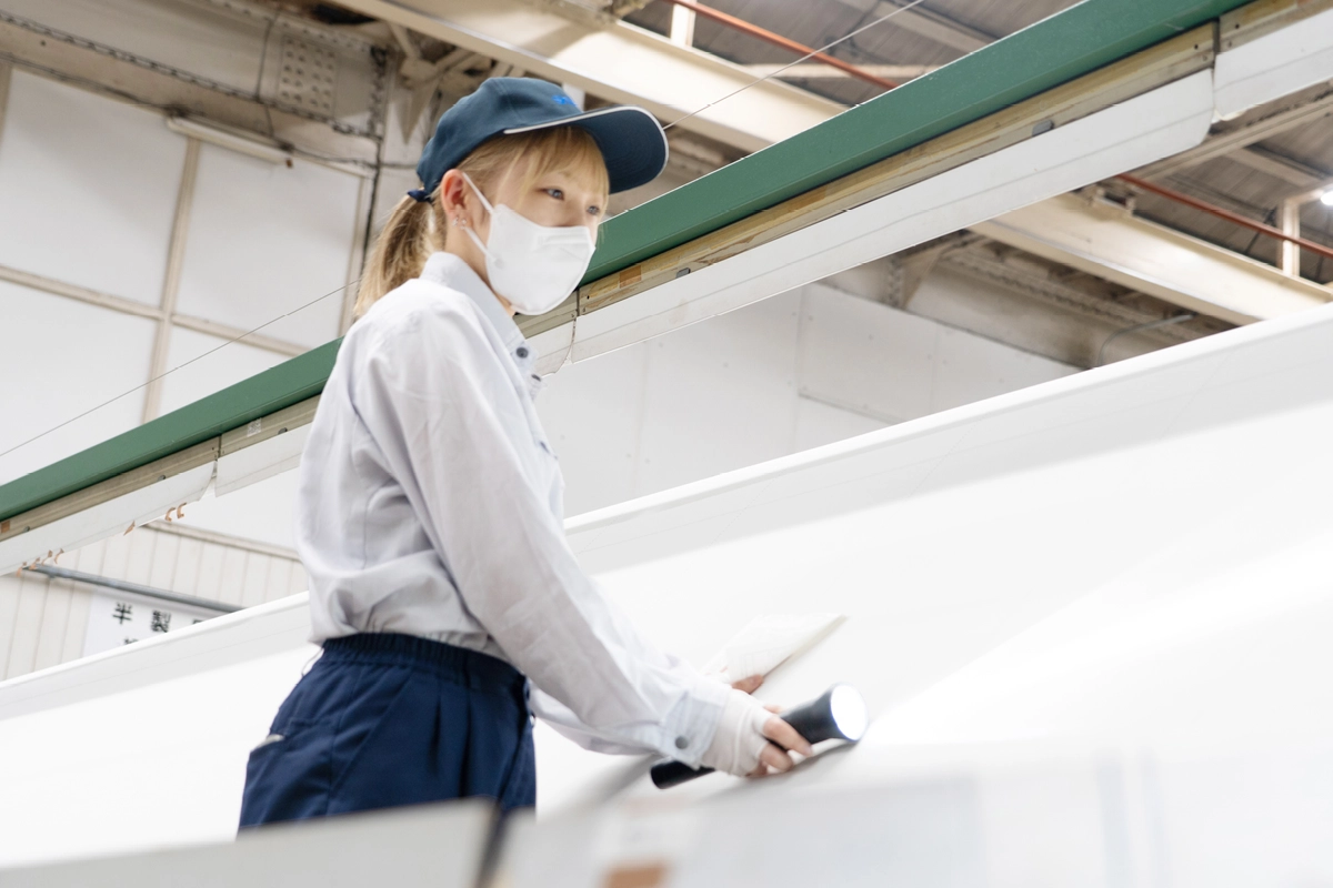 製品の検査を行う様子。明るい職場ながら、仕事は真剣です。