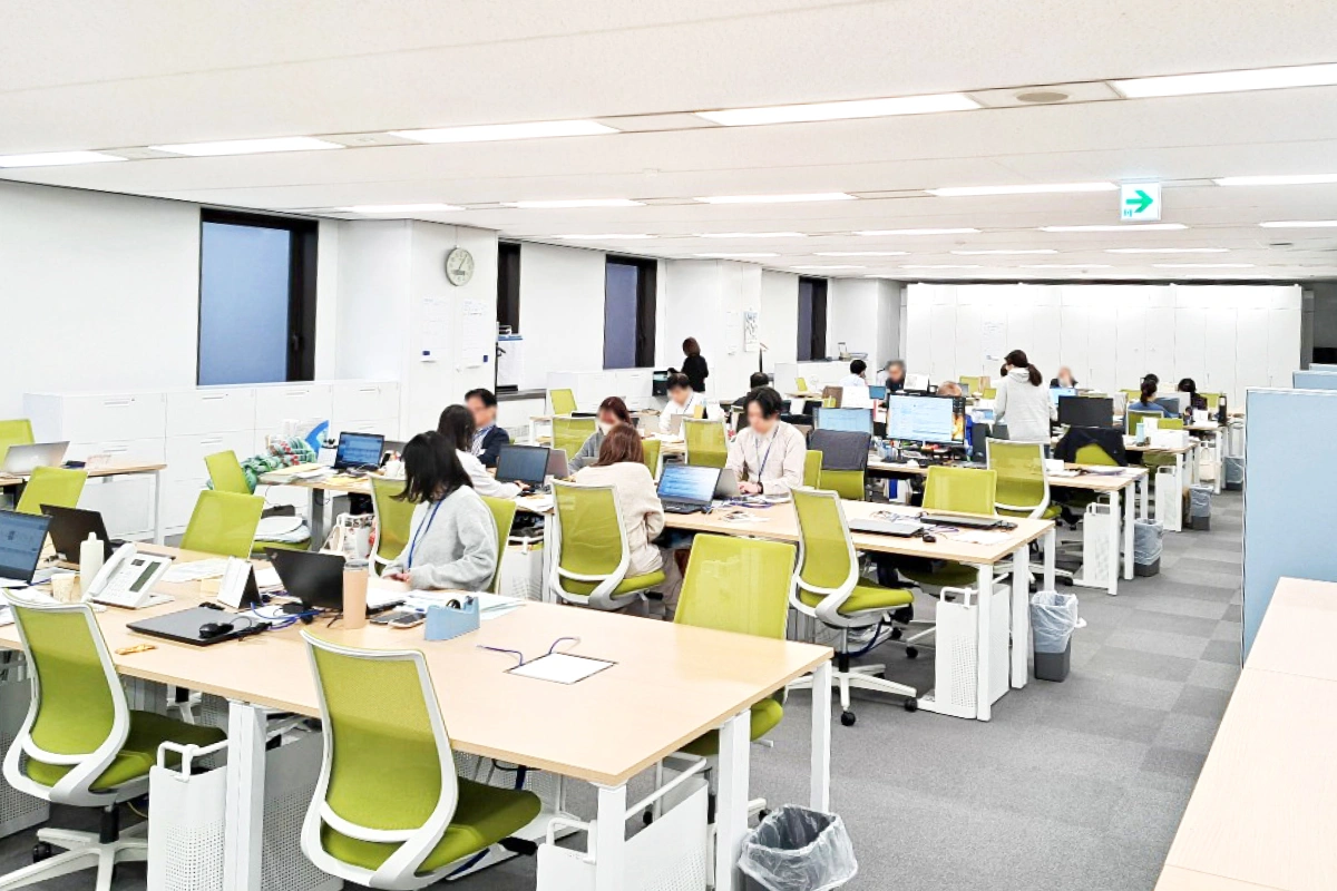 明るく開放的なオフィス空間。