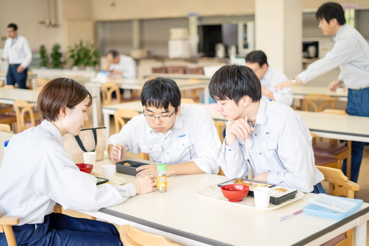 明るい雰囲気の社員食堂。